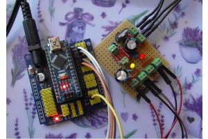 jeden vyrobený napájecí zdroj připojený k Arduino IO shieldu