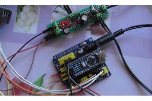druhý vyrobený napájecí zdroj připojený k Arduino IO shieldu