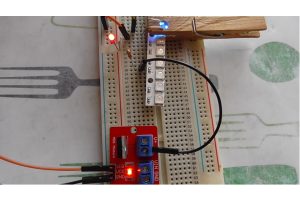      Sepnutí MOSFET tranzistoru na modulu a rozsvícení LED diody na modulu a LED diody v kon-taktním poli.