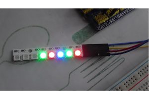 Rozsvícené RGB LED diody po příkazu odeslaného z tabletu přes bluetooth