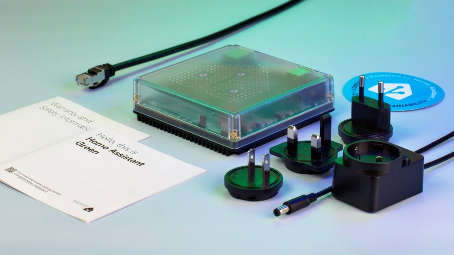 Home Assistant Green se zdrojem a kabeláží