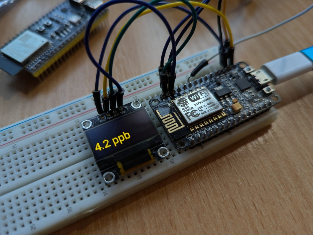 Vývojová deska s čipem ESP8266 a připojeným OLED displejem