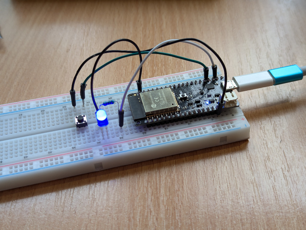 Vývojová deska ESP32 na nepájivém poli s LED a tlačítkem