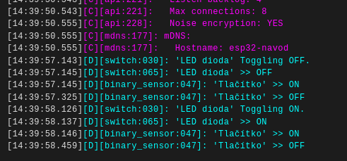 Logy zařízení po úspěšném nahrání vlastního programu.