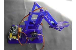 sestavený model robotického ramene